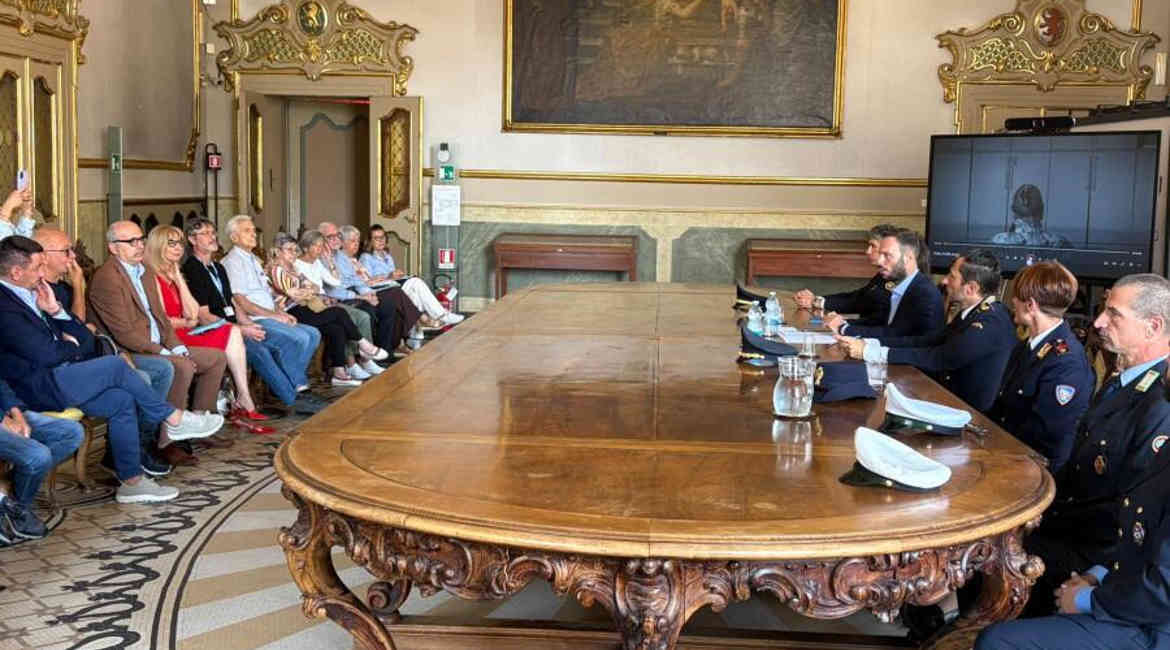 Poersone Attorno A Un Tavolo